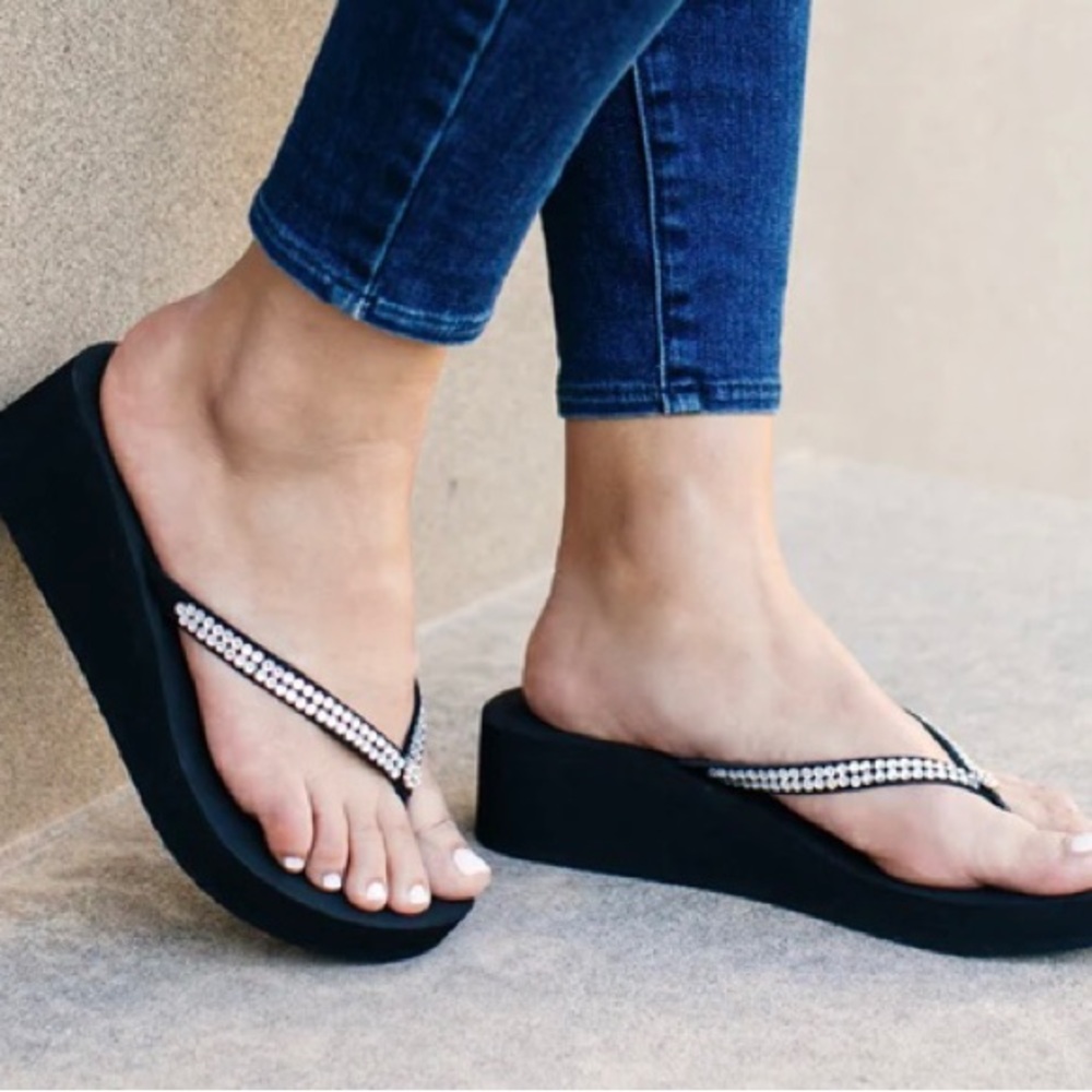 Yellow Box “Custard” Jeweled Flip Flops Grey Size 8.5 2 inch heel